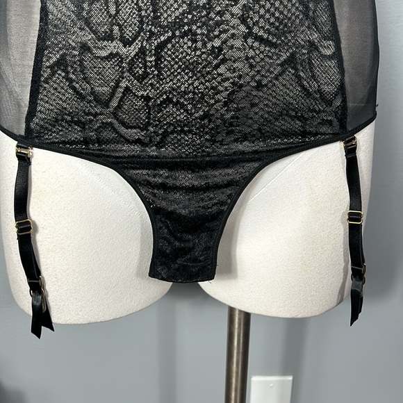 Victoria’s Secret Black Lace Sheer Teddy size small - Picture 5 of 10